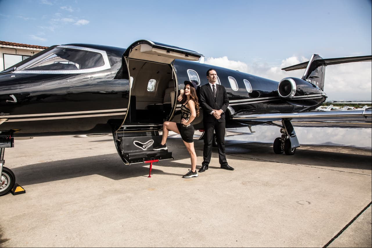 Antes de grabar la escena en la que 'Rubí' escapa a México, Camila Sodi aprovechó el avión privado para tomarse unas impactantes fotos.