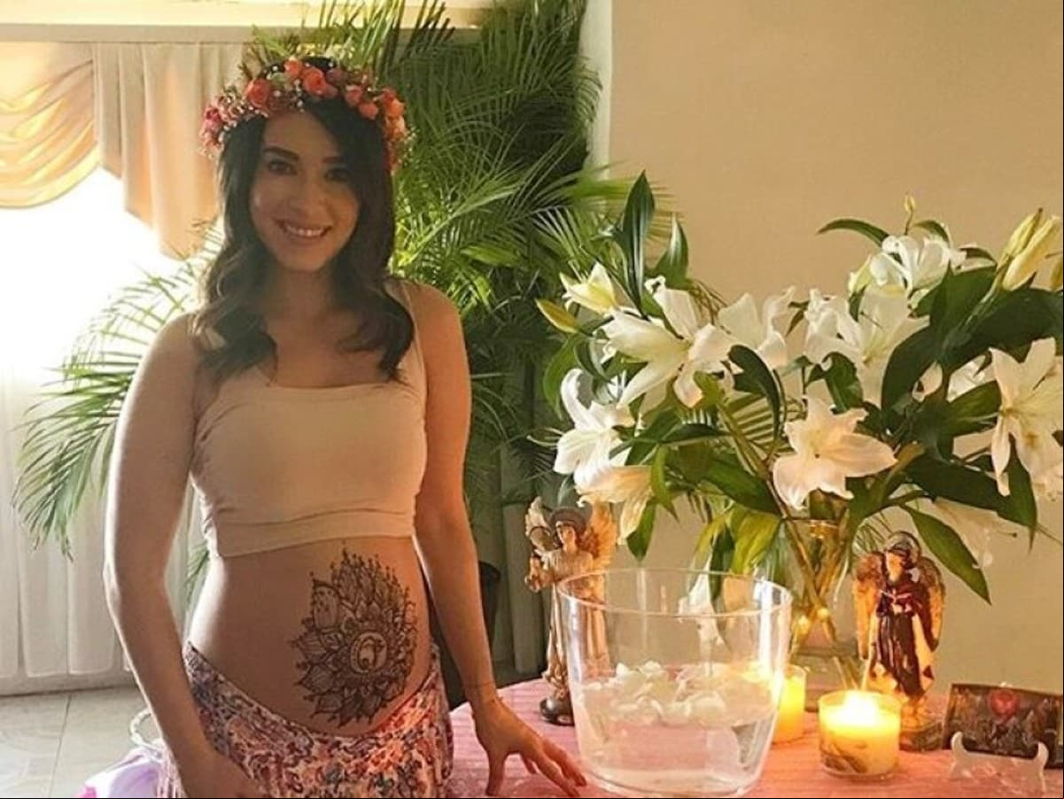 Laura G también enterneció al pintar su pancita de embarazo con henna y color, al centro de ella, un bonito diseño de un mandala.