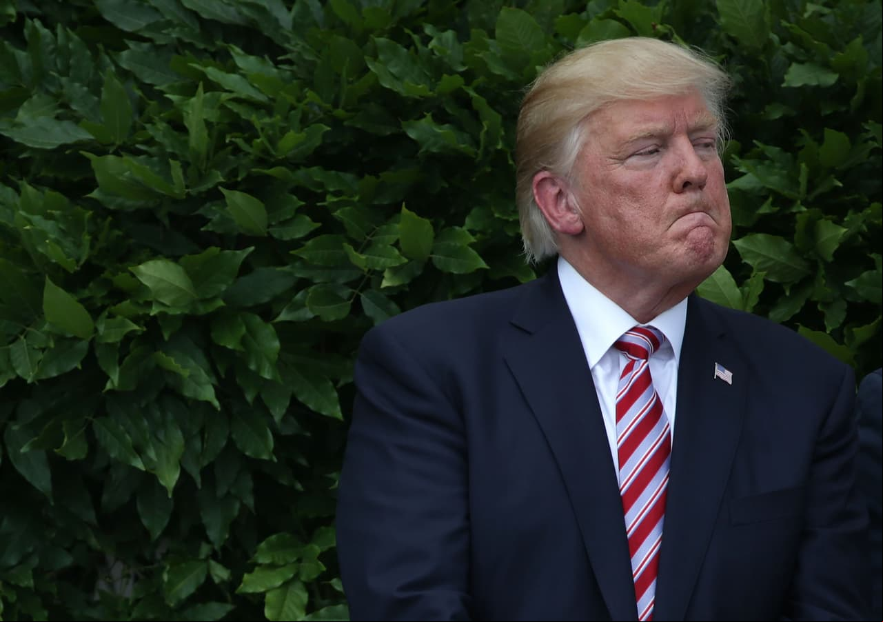 La polémica se encendió cuando el presidente Donald Trump afirmó que se debería despedir a quienes hagan ese gesto en NFL. El mandatario ha arremetido contra jugadores y la propia liga.