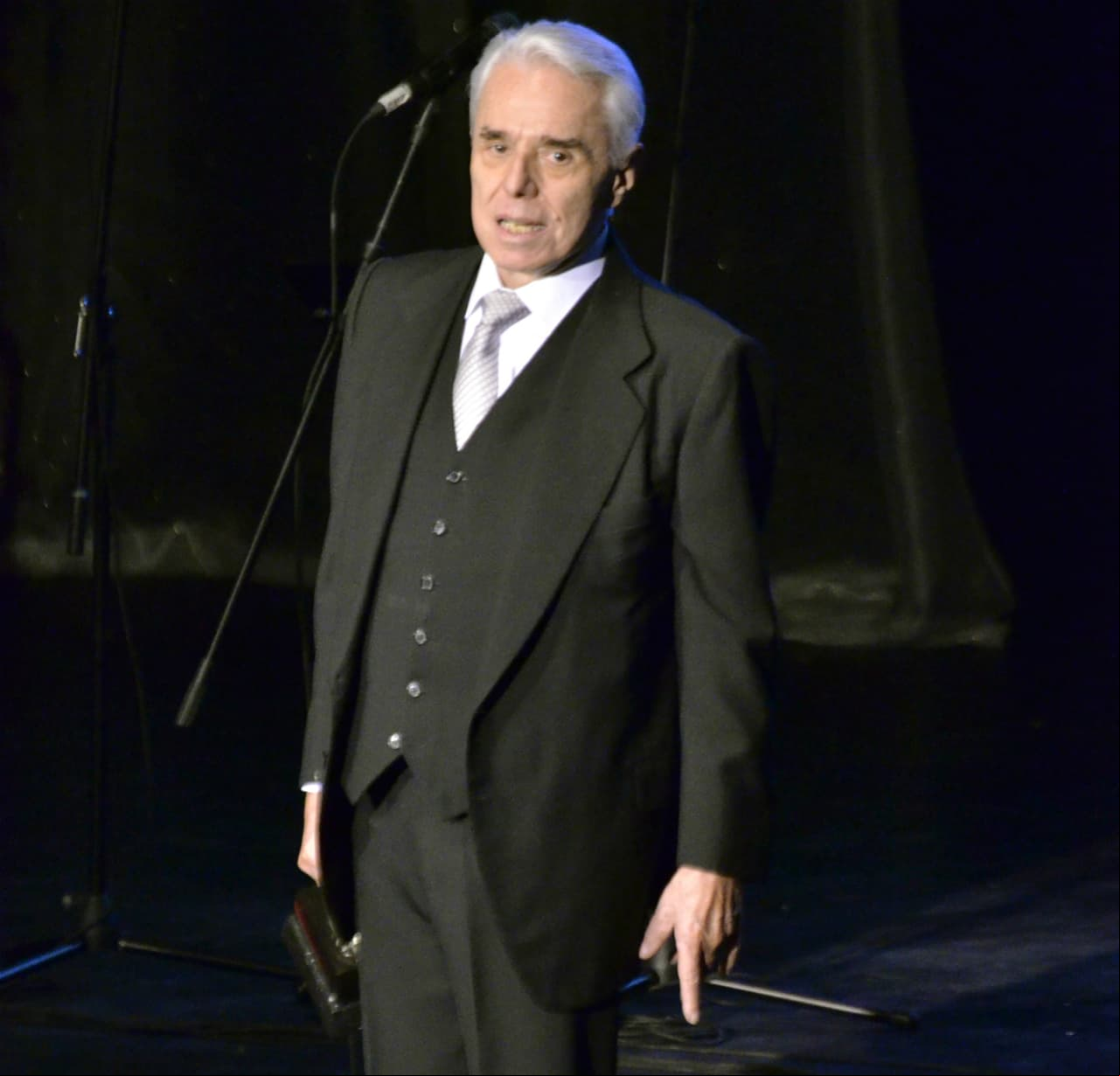 Operan a Enrique Guzmán: 'Soy un hombre biónico'