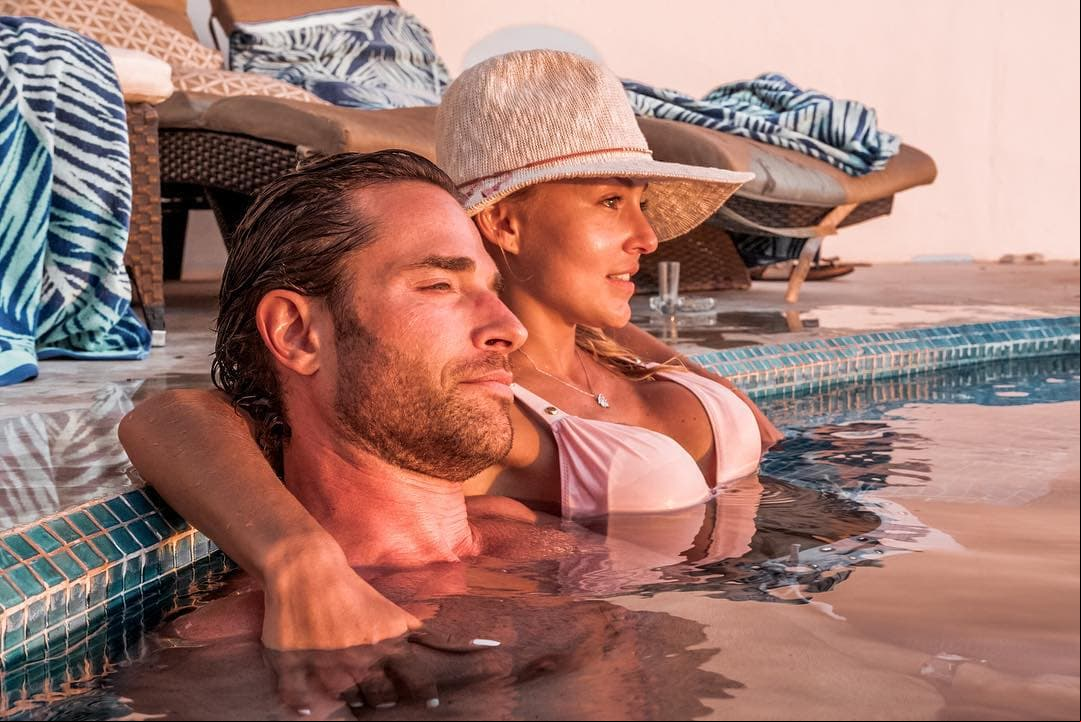 "Dame tu mano, te llevaré tan lejos que cuando abras los ojos estarás sentada en una estrella mirando a la luna y yo a tu lado. @angeliqueboyer #TeAmo", indicó la estrella de 'El dragón'.