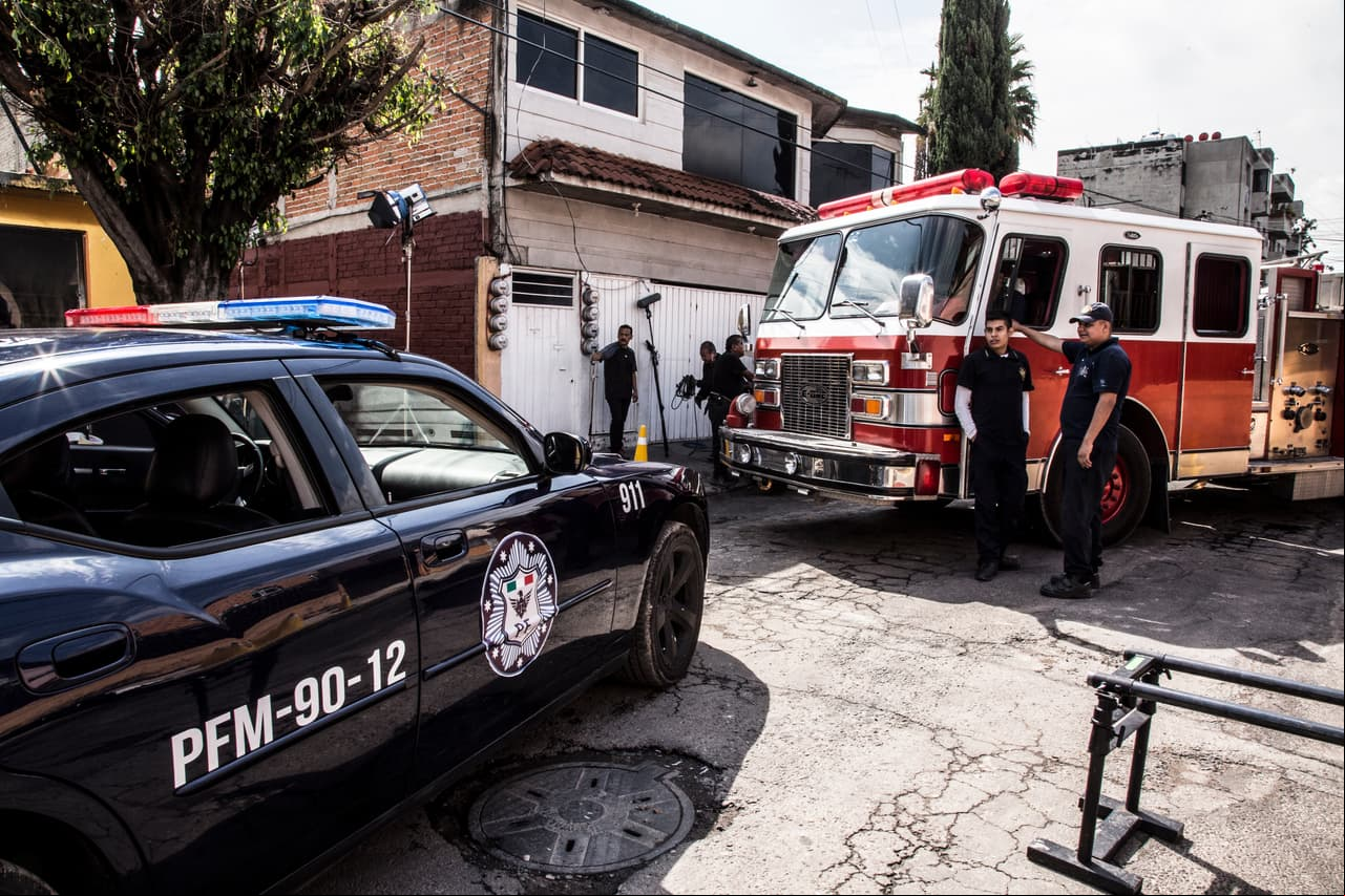 La policía y bomberos presentes para salvar la casa de 'Rubí'.