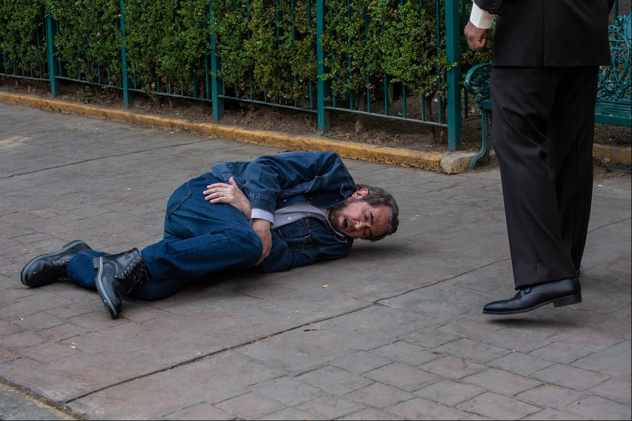 'Don Zacarías' acepta, pero sus hombres le dan un escarmiento a 'Camilo' para que aprenda a cumplir con lo que debe.