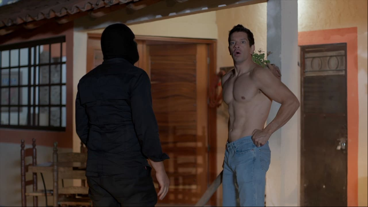 Incluso, en las últimas escenas de su participación, Yahir volvió a dejar ver su trabajado y musculoso cuerpo.