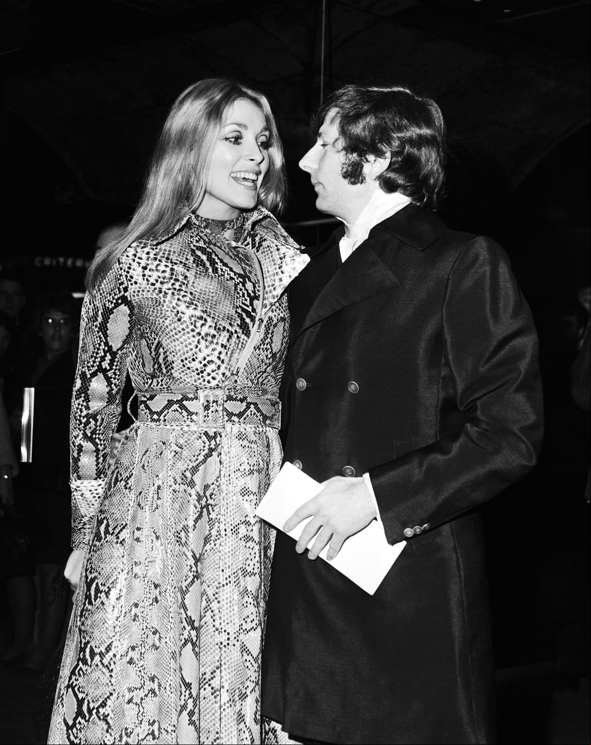 El 9 de agosto de 1969, la actriz Sharon Tate, la esposa del director Roman Polanski, fue asesinada a puñaladas por  de la secta de Charles Manson en su mansión en Hollywood.