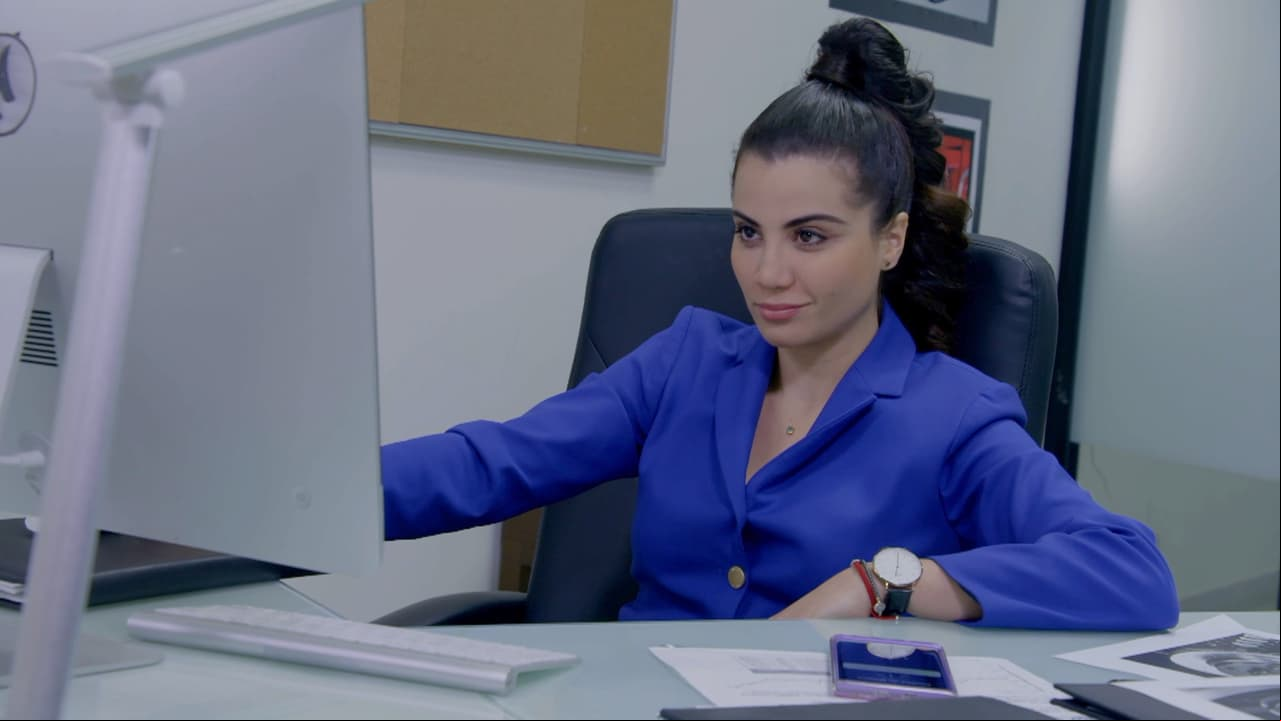 En 'El Mundo de los hombres', 'Alexis' rompe los estereotipos y los esquemas en la empresa que dirige 'Rogelio', quien trabaja con puros hombres y donde ella entra a trabajar como Diseñadora industrial, una profesión que se pensaba exclusiva del sexo masculino.