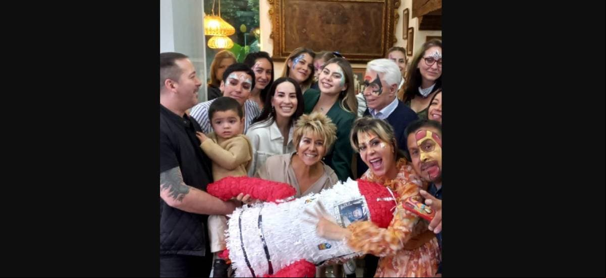 Uno de los detalles que más llamó la atención fue que la piñata era una recreación exacta de un cohete, con la que incluso Alejandra Guzmán posó muy sonriente, mostrando que también se maquillaron el rostro.