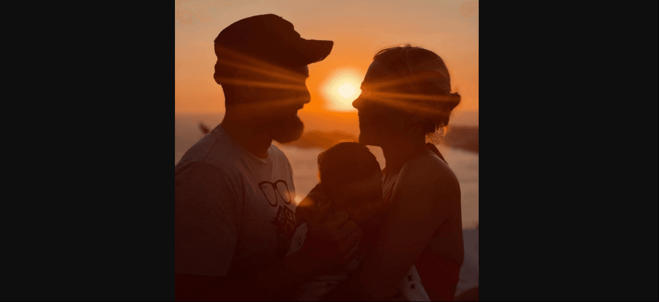 Pese a que ha evitado dejar ver el rostro de su pequeño, Fernanda Castillo sí ha mostrado cómo se ha ido acoplando a la maternidad y lo feliz que está con la familia que formó junto a Erik Hayser.