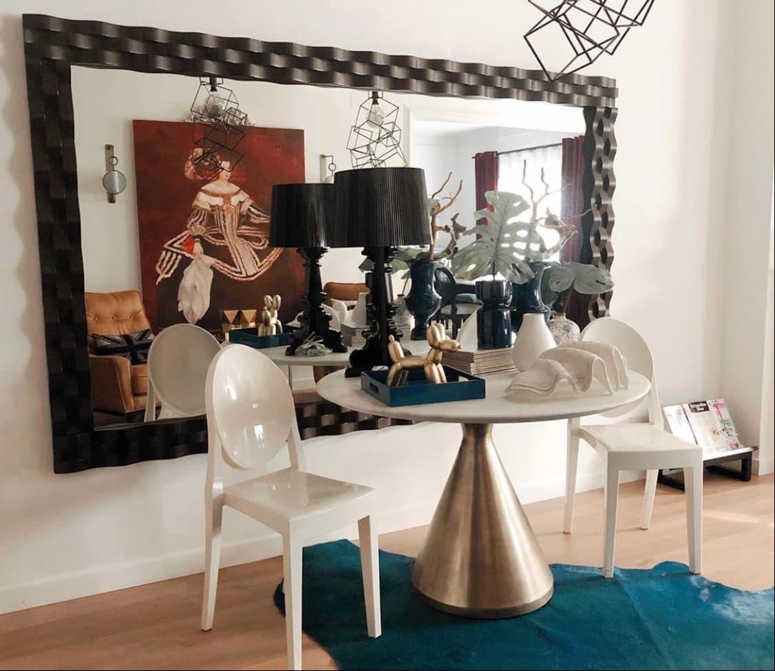 Sarmiento ha demostrado tener un estilo muy vanguardista al decorar, pues las fotografías dentro del inmueble muestran piezas de diseñador que adornan la sala y el comedor.