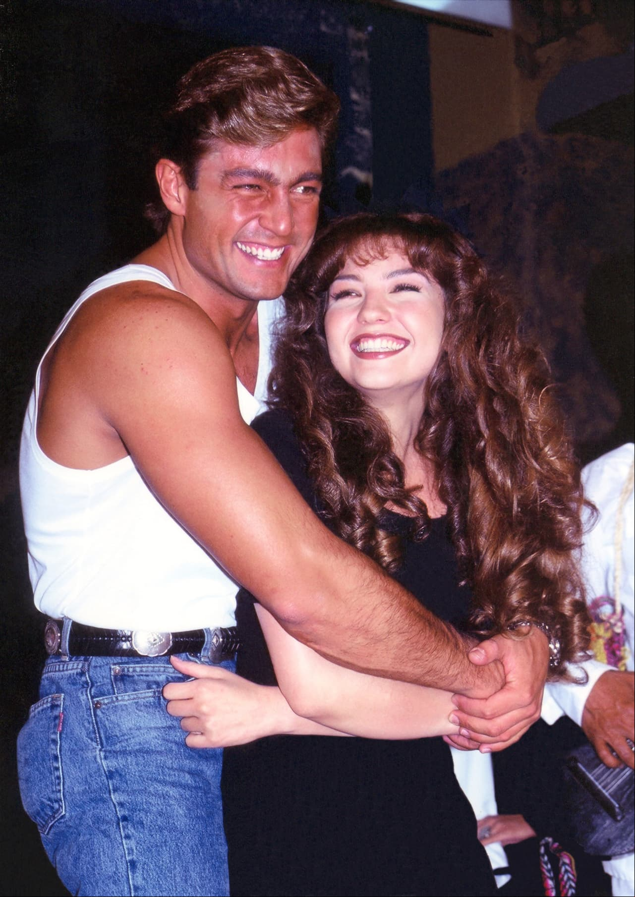 Recientemente, Laura Flores reveló que Fernando Colunga y Thalía mantuvieron un romance en la telenovela 'María la del Barrio', cuando ambos la protagonizaron en 1995. “Laurita Zapata, que es amiga mía, nos invitó a comer a su casa (...) en eso llega Fernando Colunga y llega con Thalía y que los veo abrazándose y dándose un beso", contó en el programa ‘Los 5 mejores’ del canal Tlnovelas.