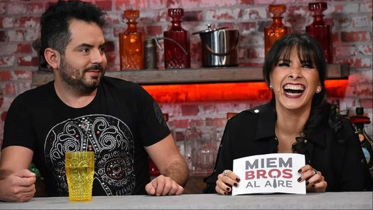 José Eduardo Derbez se reencuentra con exnovia de su papá en pleno programa y así reacciona