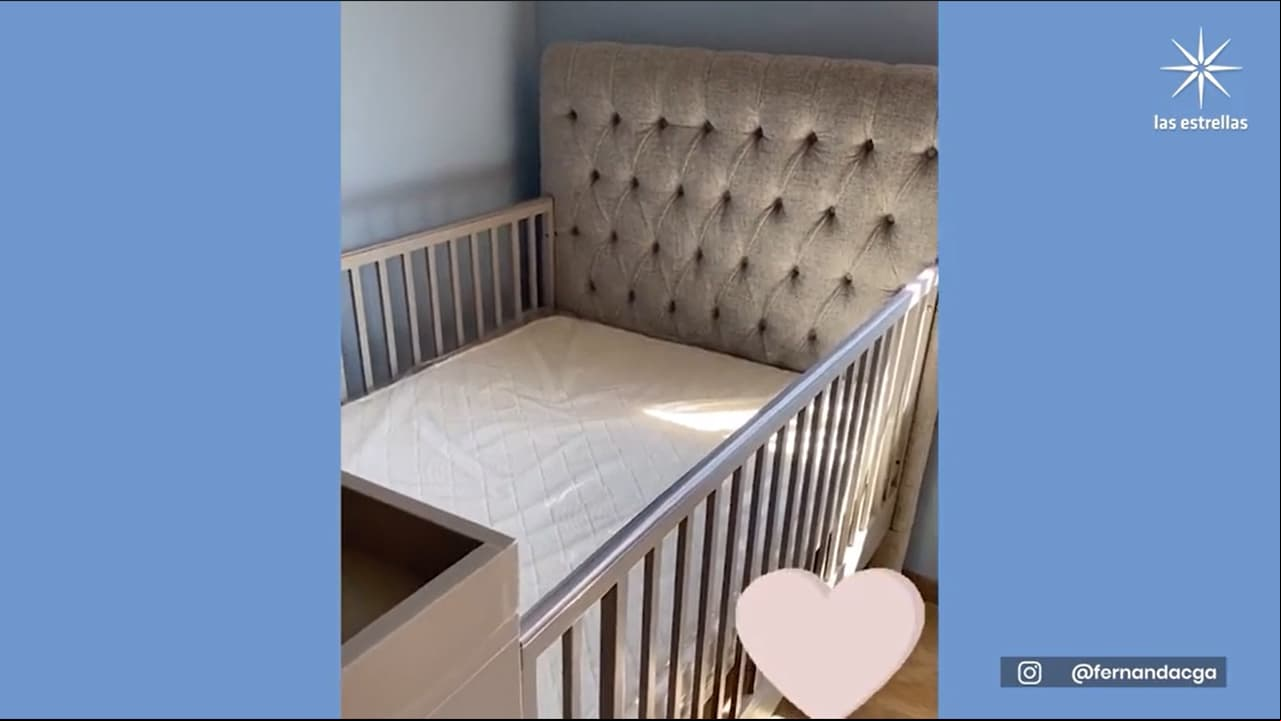 Uno de los videos que más llamó la atención fue en el que dejó ver el cuarto de su primogénito, el cual está pintado en tonalidades azul claro y cuenta con un gran ventanal al lado de la cuna.