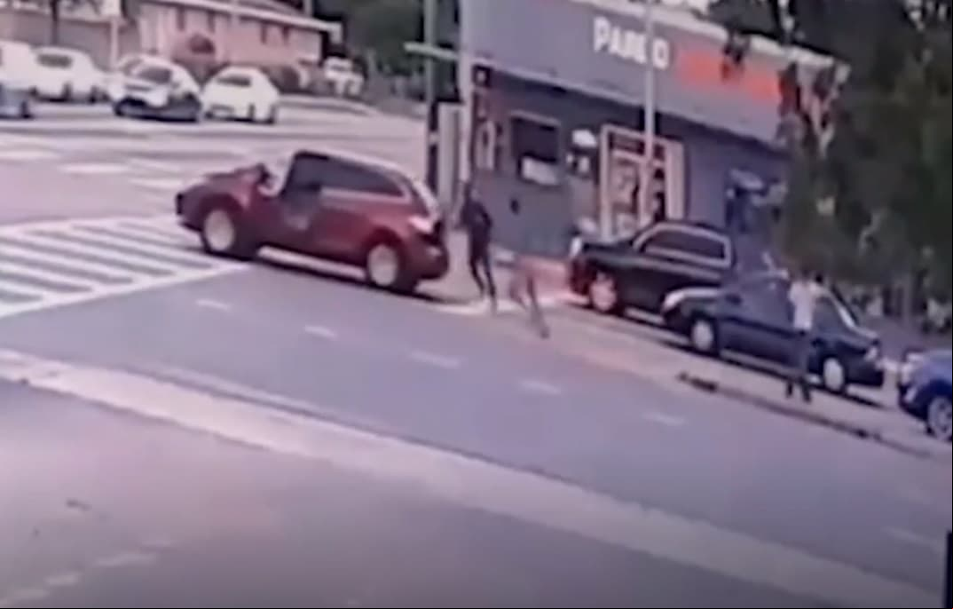 5 de abril: Univision difundió imágenes de las cámaras de vigilancia en Miami en las que se ve el momento en el que Pablo Lyle baja de la camioneta en la que viajaba, junto a su familia, y golpea a Juan Ricardo. El mismo día, la juez Lisa Walsh le retiró al actor el permiso de viaje, con el que días antes pudo trasladarse a México, y le ordenó presentarse en una corte de Florida el 8 de abril.