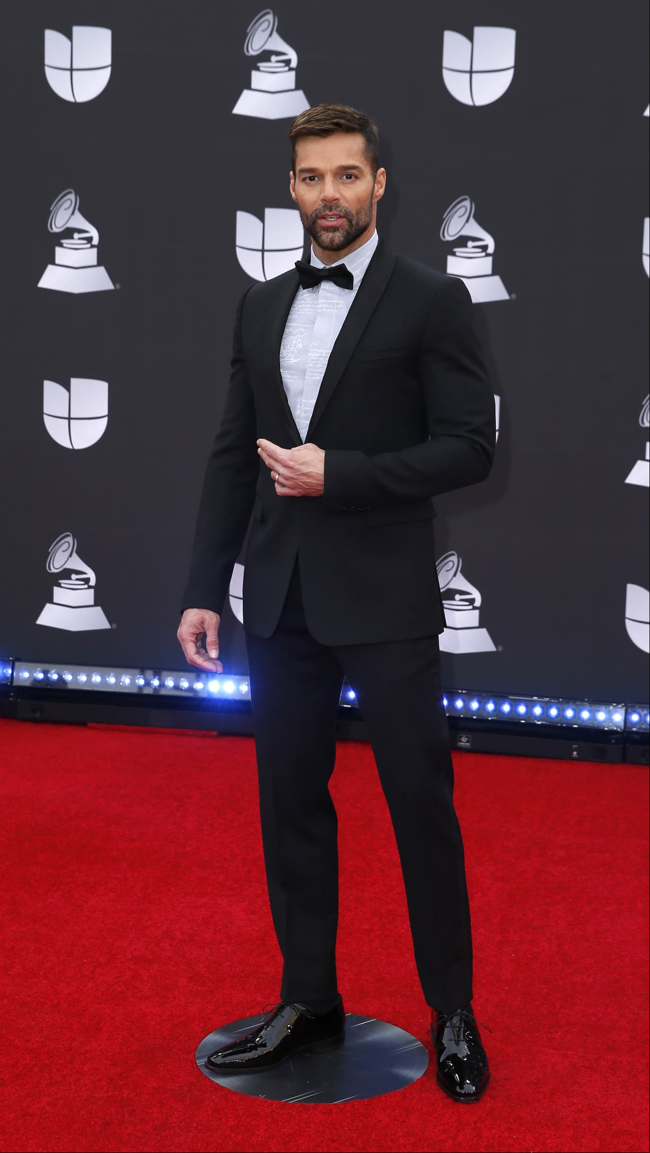 A pocos días del nacimiento de su cuarto hijo, Ricky Martin debutará como presentador de esta entrega de premios luciendo muy elegante.
