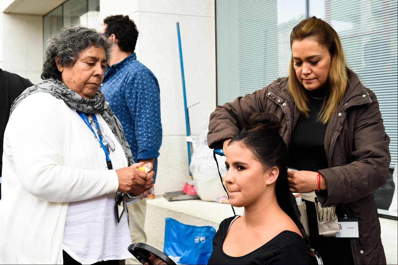 Al llegar a la locación, Stephanie fue recibida por las encargadas de Maquillaje y Peinado para caracterizarla en su papel.