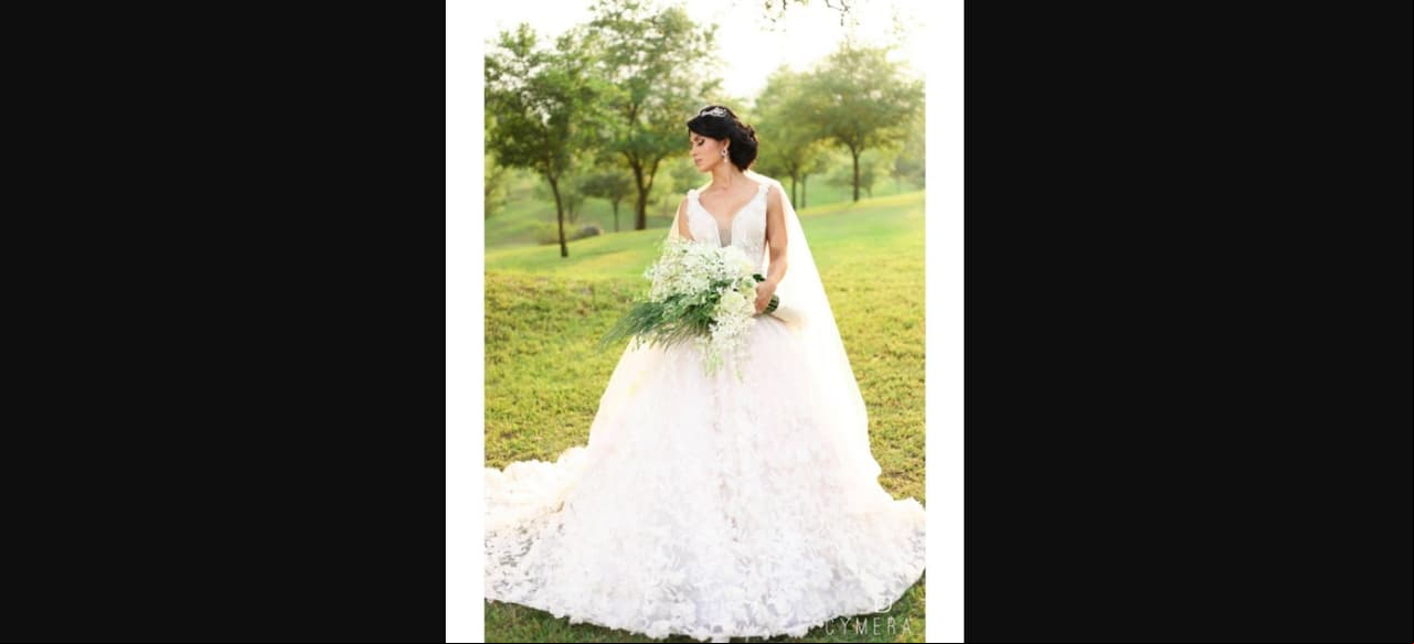 El día de su boda con Edwin Luna, Kimberly Flores lució un vestido de novia de más de 25 kilos de peso. El atuendo fue diseño de Saúl Tello, de corte princesa y con una larga cola, contó con innumerables cristales Swarovski.