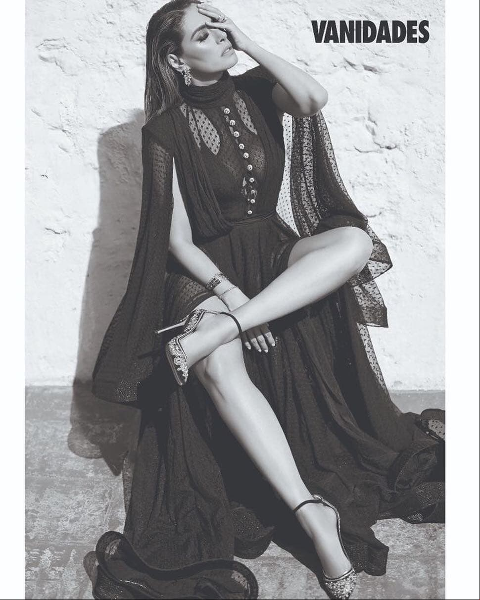 Galilea expresó su iración por Costello en abril de 2018 al usar uno de sus diseños para una sesión fotográfica de la revista Vanidades.