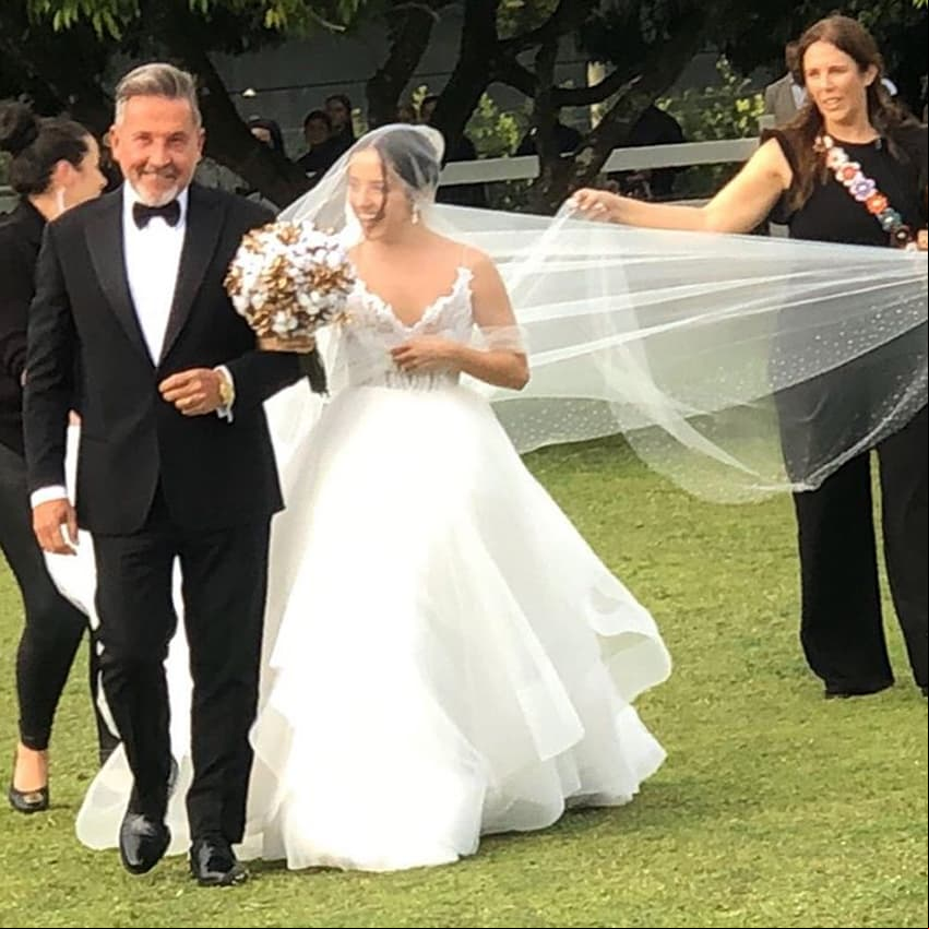 Ricardo Montaner compartió varias imágenes en las que aparece con Evaluna mientras la llevaba de su brazo camino al altar, compartiendo una emotiva reflexión.
