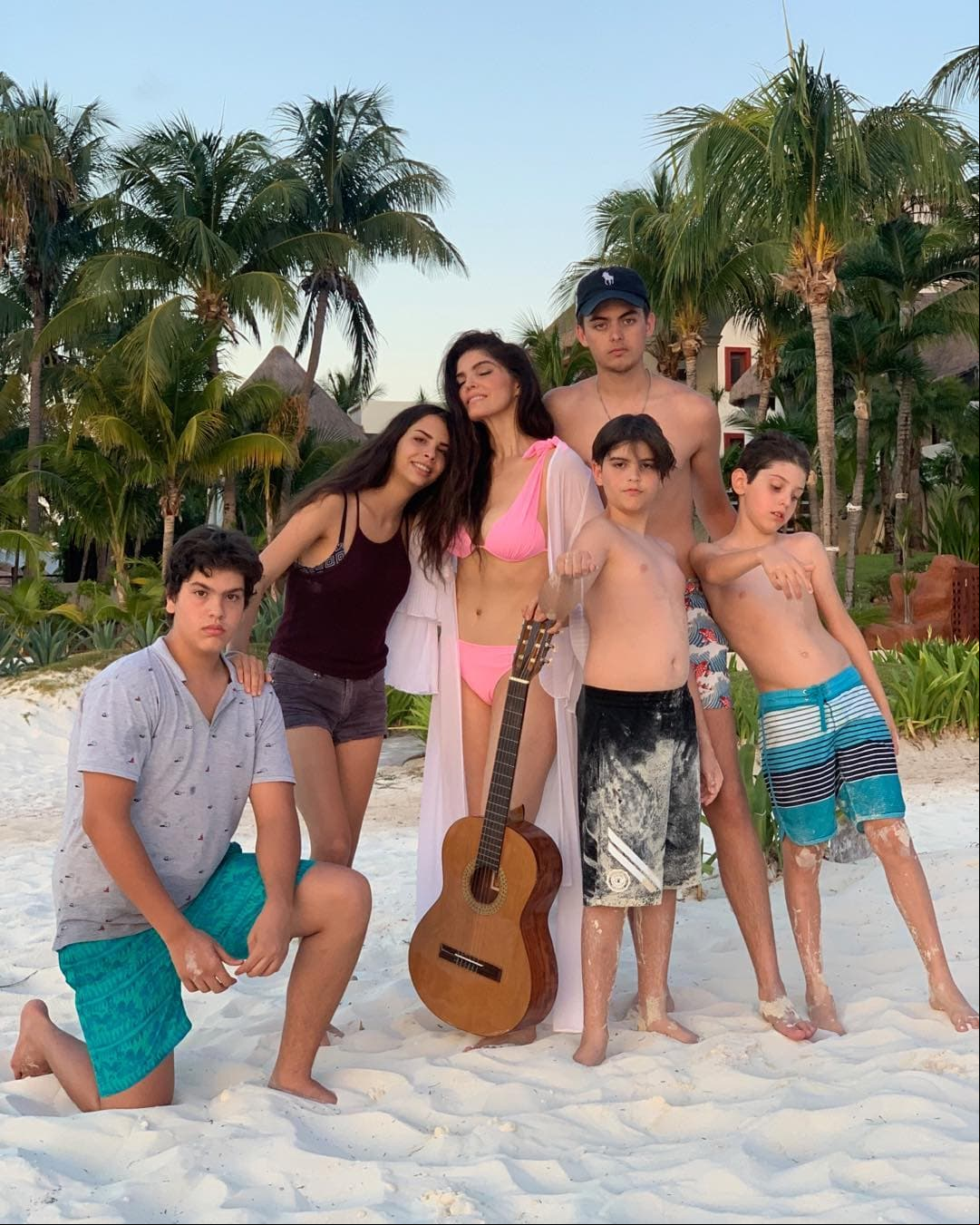 “Hijitos, les escribo llorando, los extraño, quiero que sepan que ustedes son notas musicales que le dan armonía a este corazón bandido. ¡Los amo pedazos de mi alma!”, escribió la cantante en una fotografía que compartió en Instagram el pasado 24 de julio tras disfrutar de unas vacaciones en Cancún.