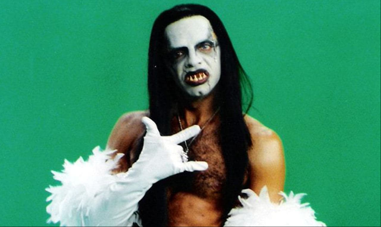 Marilyn MensónEste misterioso personaje que surgió en Derbez en cuando (1998), es una clara parodia al cantante Marilyn Manson. Su nombre real es Eugenio Moisés una Chambra y era el vocalista de la banda "The Rolling Gags”. Fue tan famoso que hizo dueto hasta con Alejandra Guzmán. Además contaba con “éxitos musicales” como “Pluto”, “El final” o “Azul”.