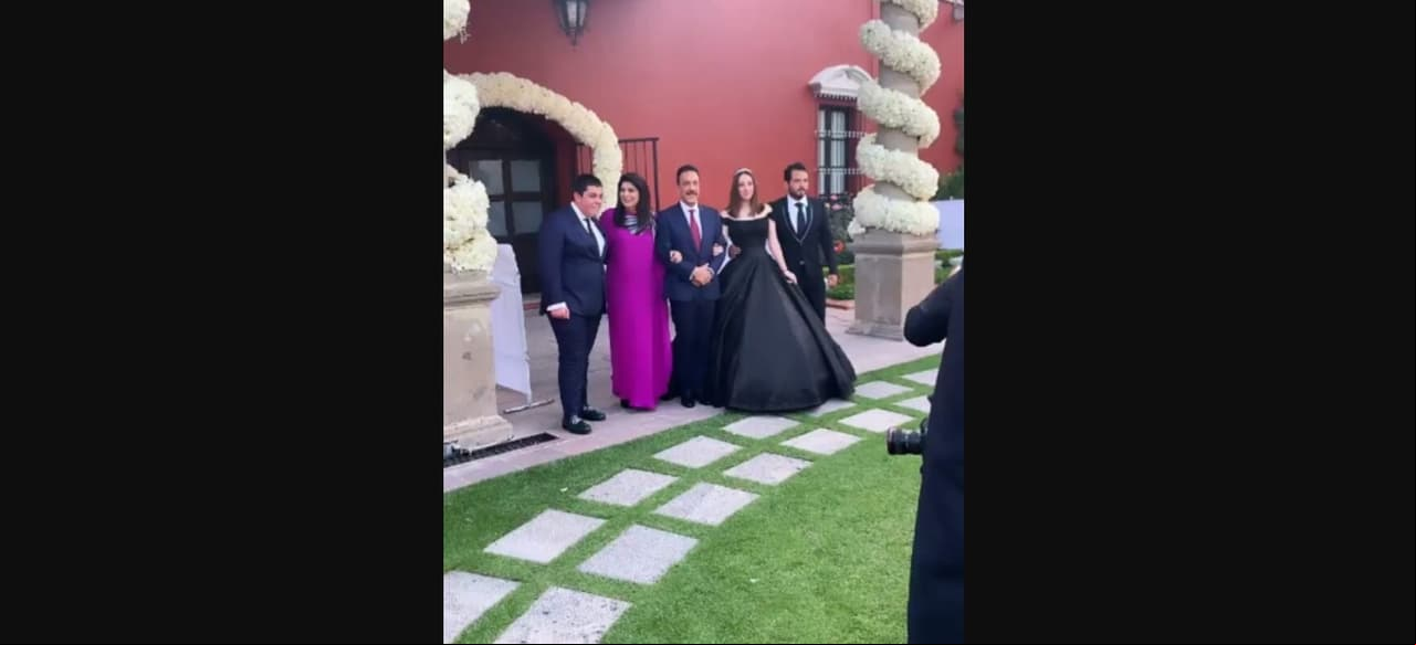 Incluso se filtraron imágenes de la fiesta de XV años, donde Vicky lució un vestido negro corte princesa, mientras que tanto Anuar como José Eduardo aparecieron de traje y fueron sus chambelanes.