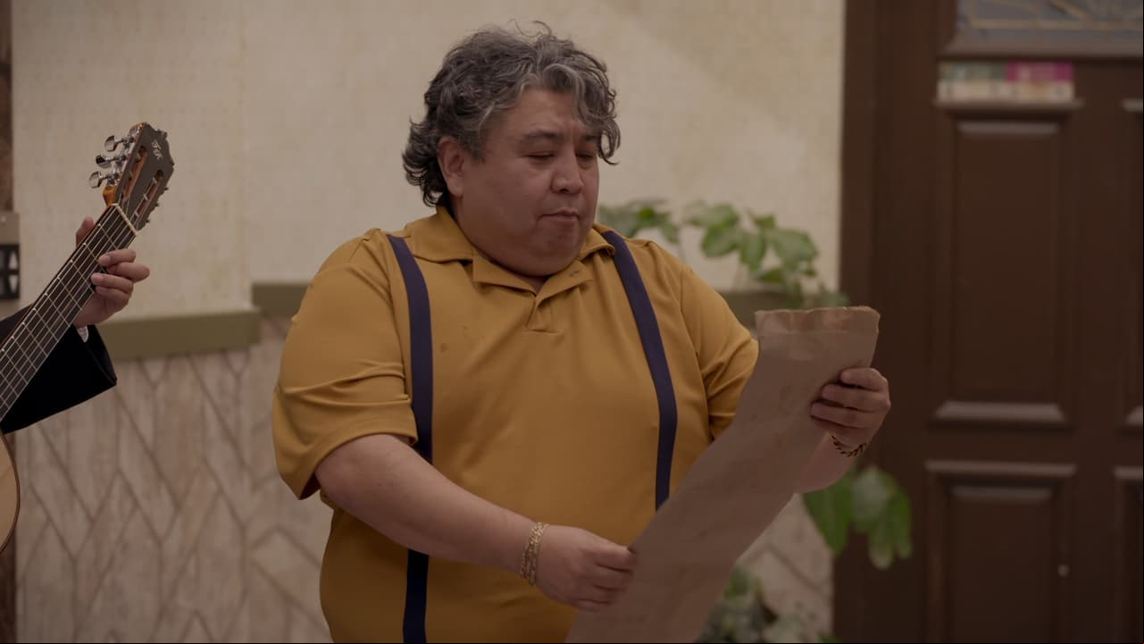 Romualdo le escribe un poema a Martina y se lo interpreta con todo y acompañamiento de guitarra. Ella le dice que debe pedirle perdón también a Plácido.