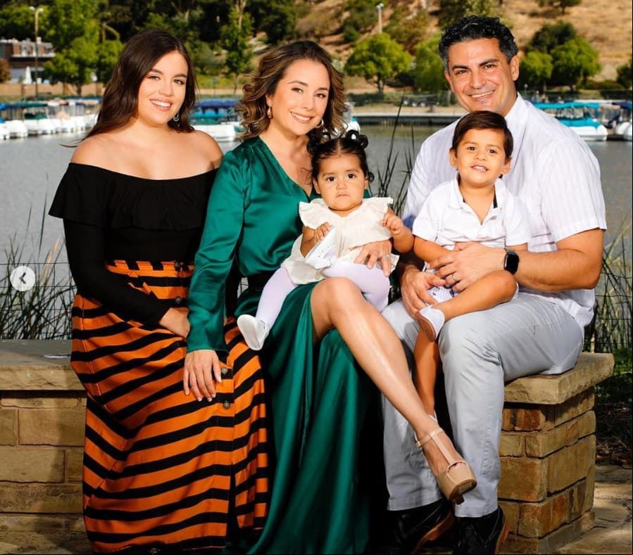 A pesar de que la niña llegó a su vida hace varios meses, la actriz no podía presentarla en público hasta que la adopción fuera oficial. “Estamos muy contentos, muy emocionados porque no los puedes bautizar hasta que ya están adoptados formalmente. Ya la pude presentar en medios, en redes sociales y ya se va a poder presentar con el mero mero, que es Diosito”, precisó.