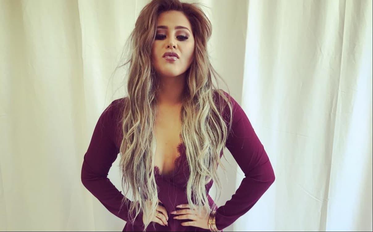 Gomita posa en redes sociales