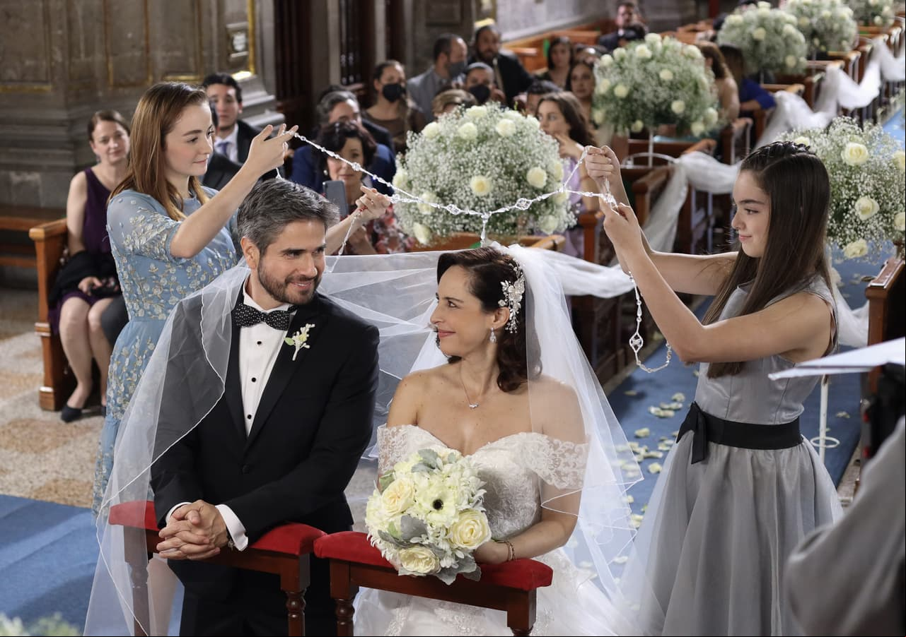 'Romina' y 'Anita' fueron las encargadas de enredar con el lazo a los novios.