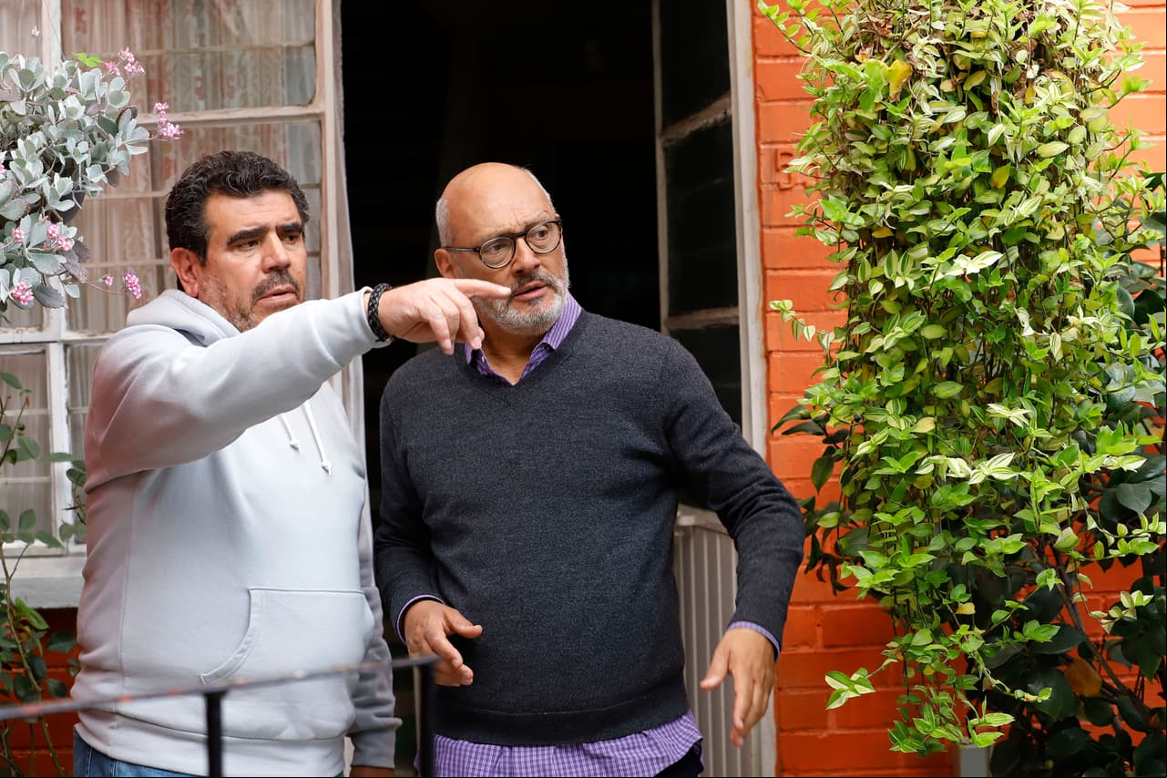 Y, junto al director Luis Manzo, organizan la acción para un exitoso resultado.