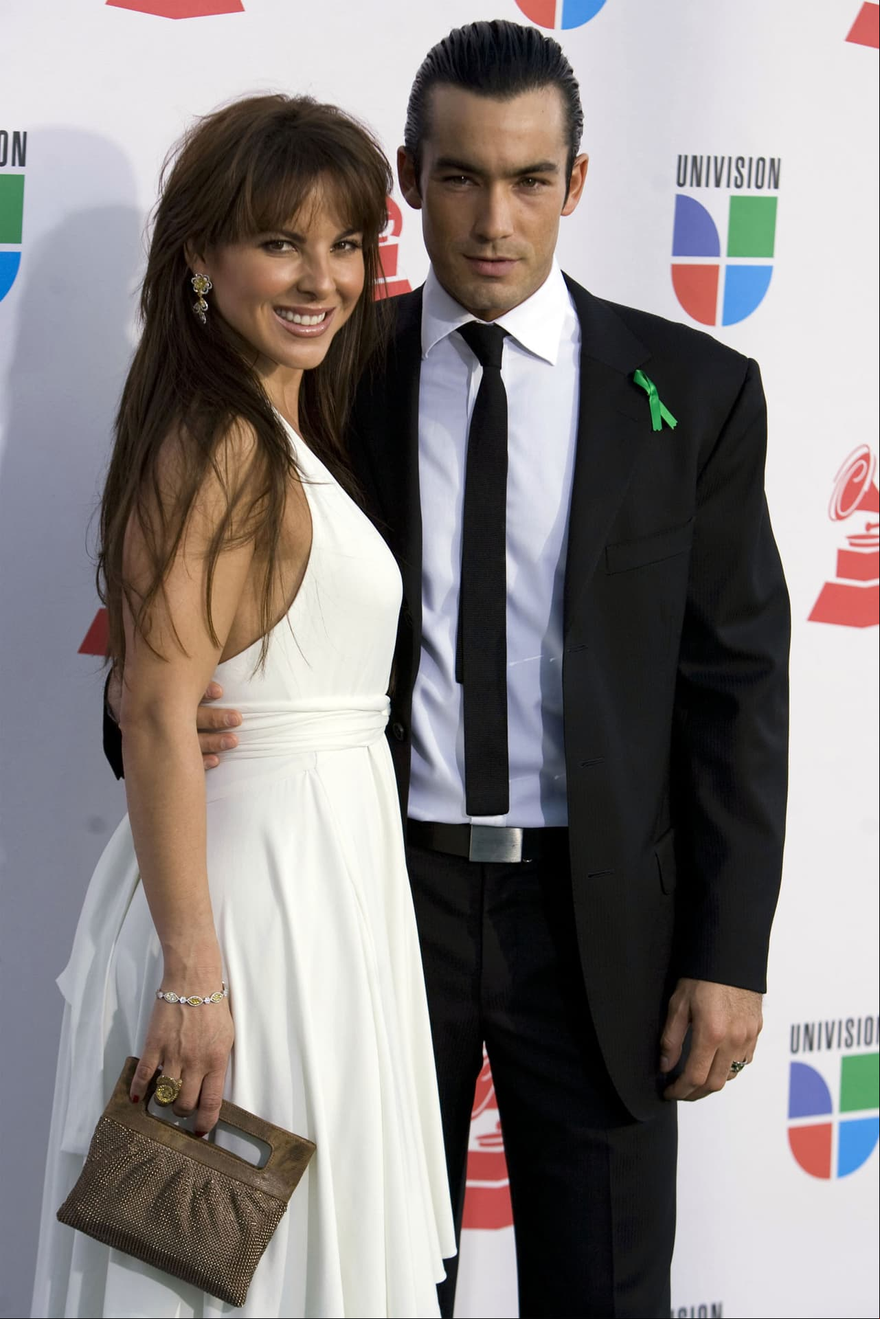 KATE DEL CASTILLO Y AARÓN DÍAZ: Los actores se conocieron durante el rodaje de la película “Amas de casa”, en 2006, haciendo clic de inmediato sin importar que ella fuera 9 años mayor que él. Los rumores de una relación se confirmaron al ser captados besándose y aunque se dieron un tiempo en 2007, la pareja se casó en 2009. Sin embargo, las agendas de trabajo de ambos comenzaron a distanciarlos y sus intereses dejaron de ser los mismos, por lo cual en junio de 2011 anunciaron el fin de su relación.