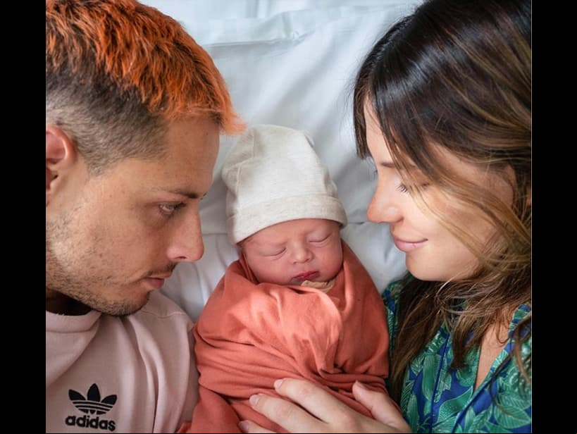 El futbolista y la modelo debutaron como padres de Noah el 16 de junio en Londres, Inglaterra, y desde entonces han compartido cada detalle de la evolución del pequeño, desde su primer baño, su primera comida que no es leche materna y sus vacaciones a Italia.