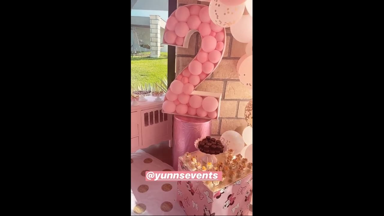 Además de que con varios globos formaron el número dos.