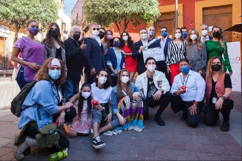 Al final, el productor posa con todo el elenco y parte de producción de 'Qué le pasa a mi familia?', telenovela que próximamente llegará a su gran desenlace.