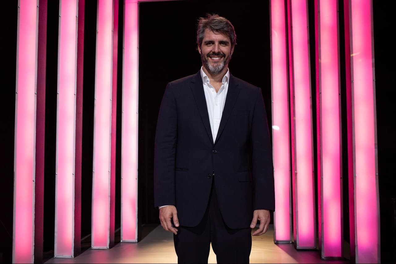 “Es un sueño hecho realidad el tener el calibre de Adrián Uribe para hacer no uno, sino dos personajes, poca gente lo cuenta y lo sobrevive”, dijo el productor Carlos Bardasano sobre su protagonista en el melodrama.