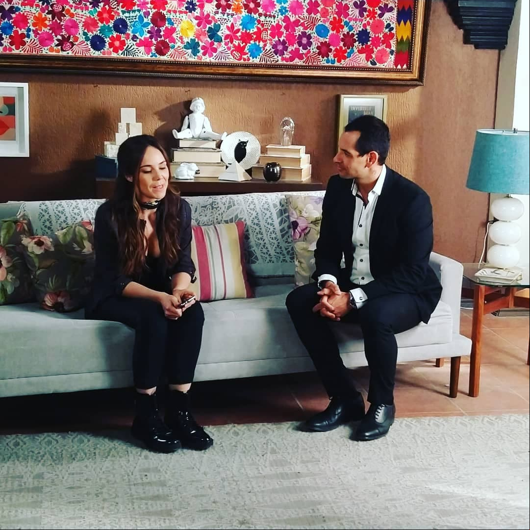 En las fotos compartidas por el galán, podemos ver a Camila dialogando con el actor en lo que parece ser una sala.