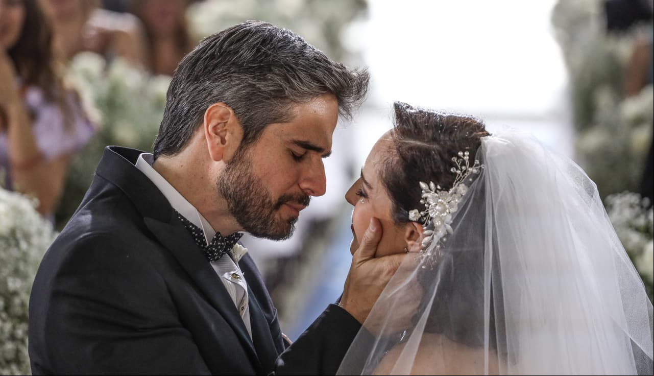 Al final, 'Alberto' y 'Sofía' se dan un beso de amor.