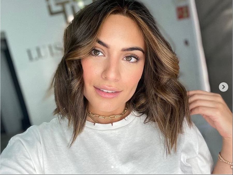 El pasado 3 de diciembre, Ana Brenda Contreras compartió en Instagram una serie de fotografías y videos en los que presumió su transformación: acortó un poco más su cabello y lo tiñó de un color más claro.