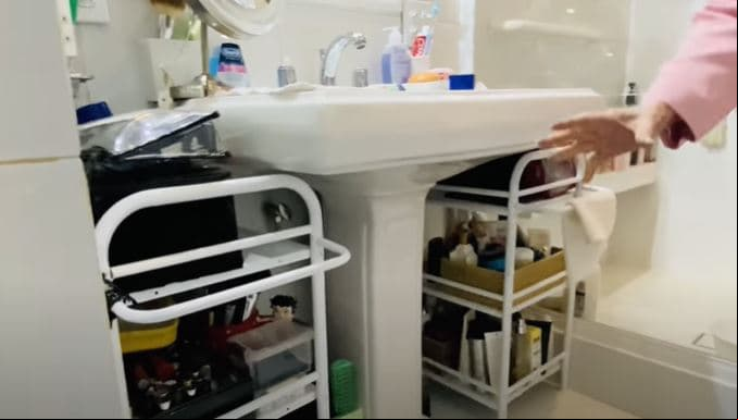Bajo el lavamanos almacena la gran cantidad de cremas para el cuerpo.