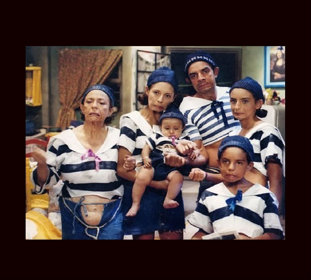 Uno de los primeros trabajos de Sylvia fue en ‘Al derecho y al derbez’, donde formó parte de los sketches de la familia de ‘Aaron Abasolo’, compartiendo créditos con sus sobrinos, su tío y hasta su abuela Silvia Derbez.