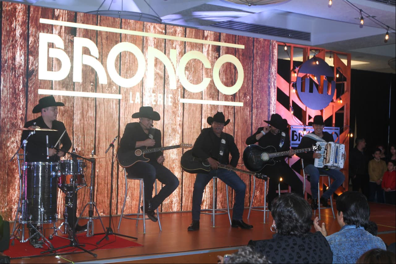En medio de esta polémica, Bronco lanzó su álbum ‘Por más’, se presentó con éxito en el Auditorio Nacional, el pasado 6 de junio, así como otros lugares de México y Estados Unidos. Mientras que el 19 de septiembre presentaron oficialmente su serie, la cual se estrenará el 24 de septiembre por TNT.