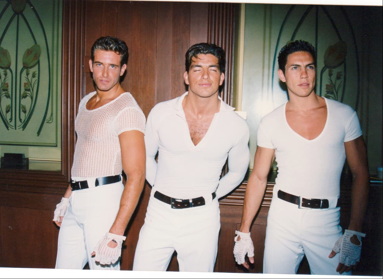 Gabriel Soto comenzó su carrera en el mundo del espectáculo cuando tenía tan solo 18 años, pues quedó como primer finalista en el certamen 'Mr. Mundo' en 1996. Un año después, en 1997, se integraría al grupo musical 'Kairo', como remplazo de Eduardo Verástegui.