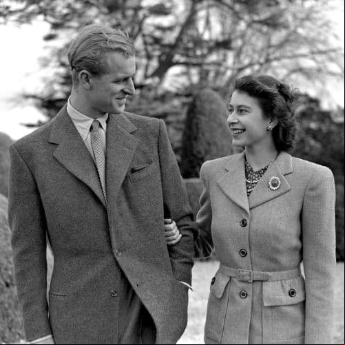 Fue en 1939 cuando, varios medios británicos, afirman que Isabel y el príncipe Felipe se enamoraron; ella solo tenía 13 años. Él era príncipe de Grecia, cinco años mayor que ella, y estaba a punto de realizar un viaje con la Marina Real.
<br>
<br>Por un tiempo se dejaron de ver, pero estaban destinados hasta terminar juntos. El 20 de noviembre de 1947 se casaron en la Abadía de Westminster.
<br>
<br>Fue una gran recepción con más de 2 mil invitados, quienes degustaron de un banquete especial que se llevó a cabo en el Palacio de Buckingham.
<br>