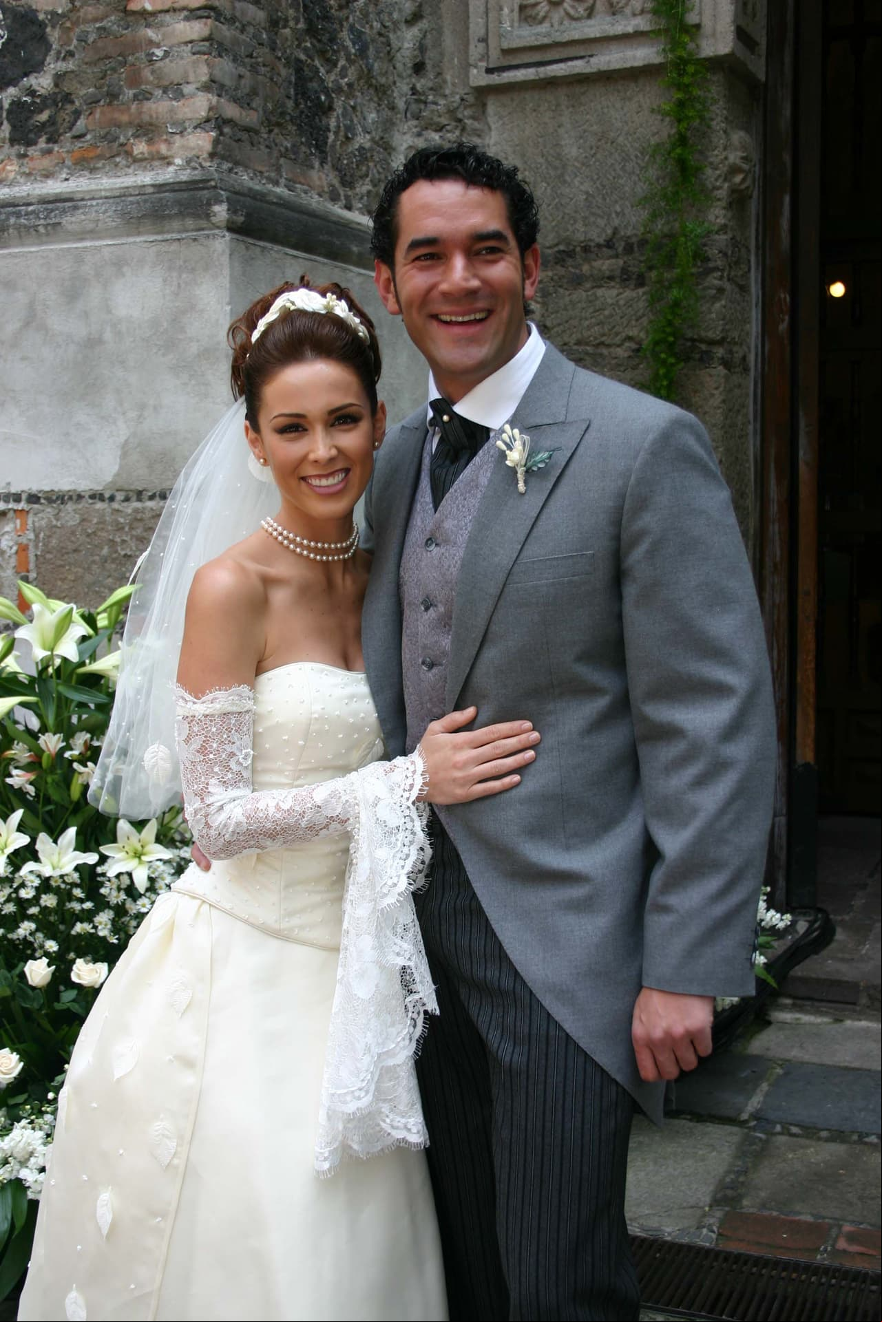 Tras sufrir la traición de su prometido y su mejor amiga, ‘Maribel’ (Jacqueline Bracamontes) le dio otra oportunidad al amor y se casó con ‘Alejandro’ (Eduardo Santamarina) en la telenovela ‘Rubí’ en 2004.