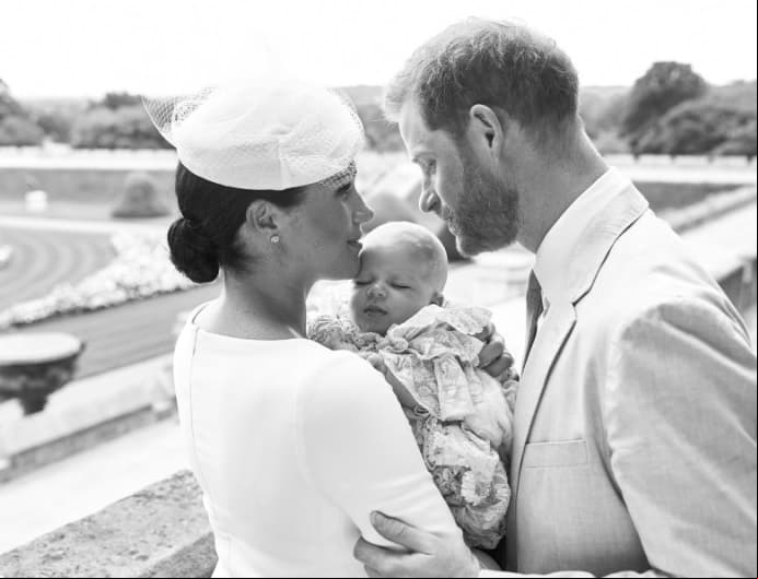 Archie Harrison Mountbatten-Windsor realiza su bautizo a los dos meses de nacido.