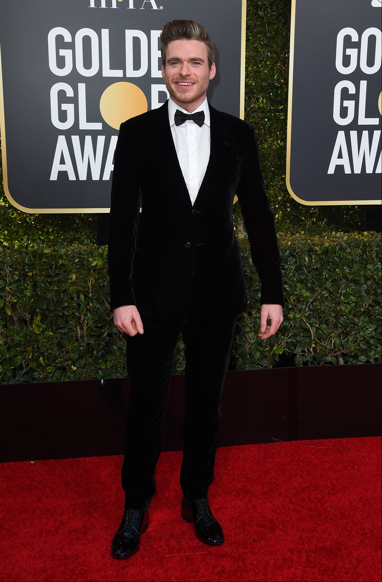 Richard Madden eligió para la ceremonia un saco negro de chiffón con camisa blanca y moño negro