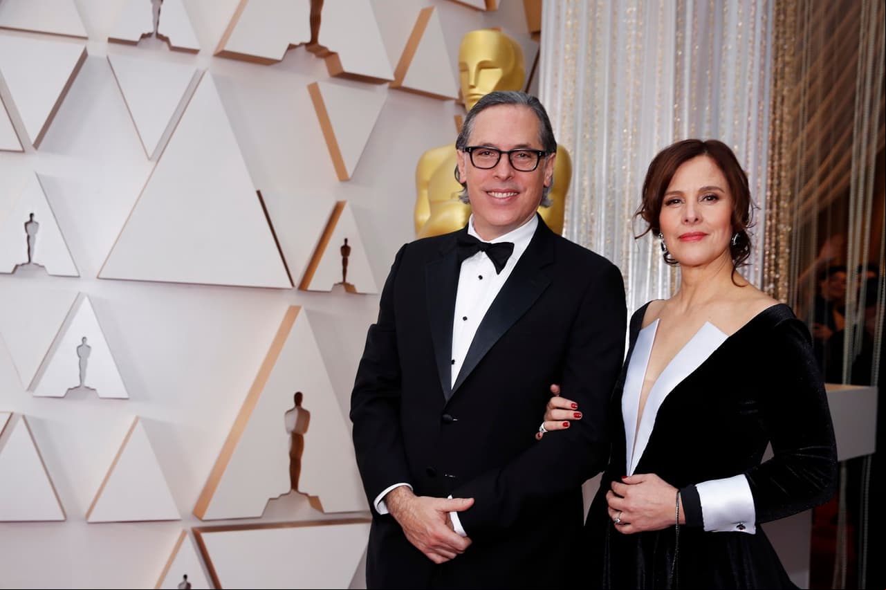 Rodrigo Prieto llegó a la edición número 92 de los Premios Oscar en compañía de su esposa Mónica.
