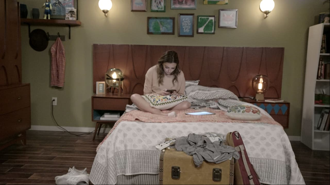 Regina Blandón en el celular como buena millenial