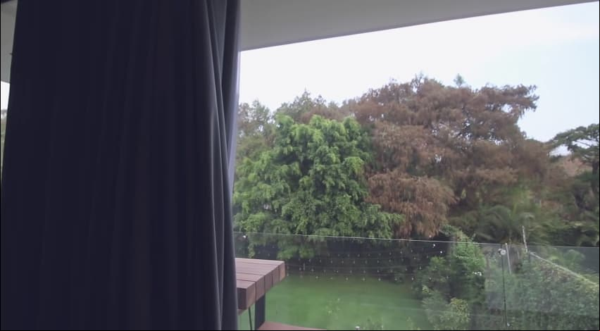 Yuya también mostró parte de la vista que tiene el cuarto principal, teniendo un espacio que le permite descansar al aire libre mientras ira la naturaleza que la rodea.