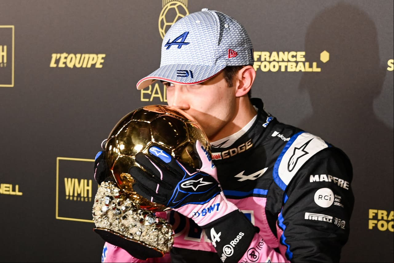 Esteban Ocon llegó en su Alpin de F1 transportando el trofeo.